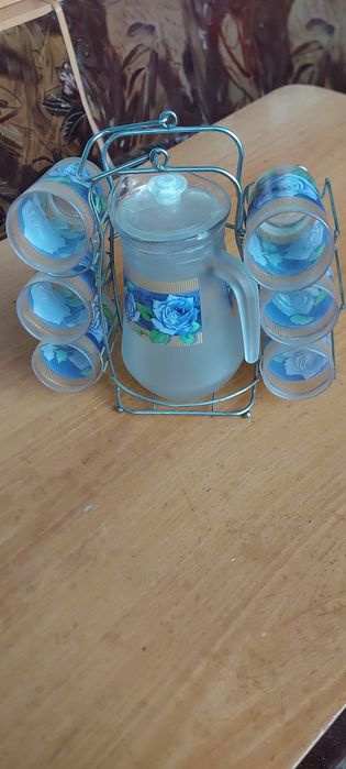 Продаётся  набор графин  и стаканы на подставке.