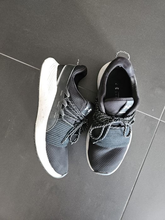 vând adidași under armour