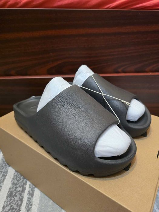 Papuci Yezzy Slides ~ Marimea 41 ~ Noi