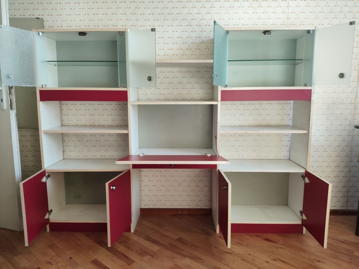 Секция с витрини и шкафове