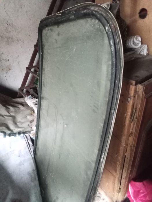 Vând două parbrize față și două parbrize spate pentru Dacia 1300