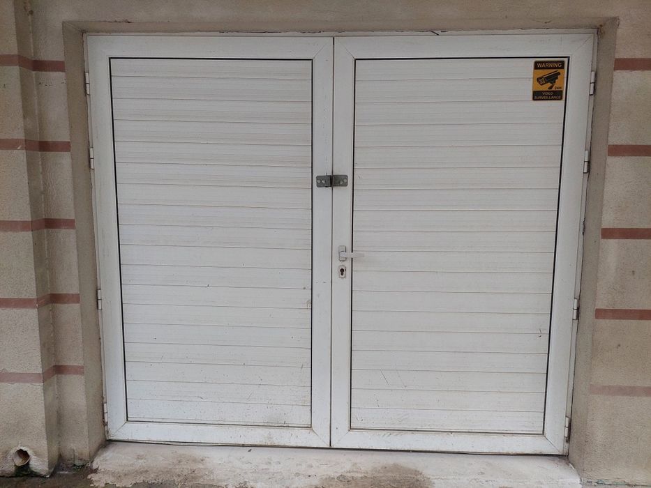 Гаражна врата - двукрила