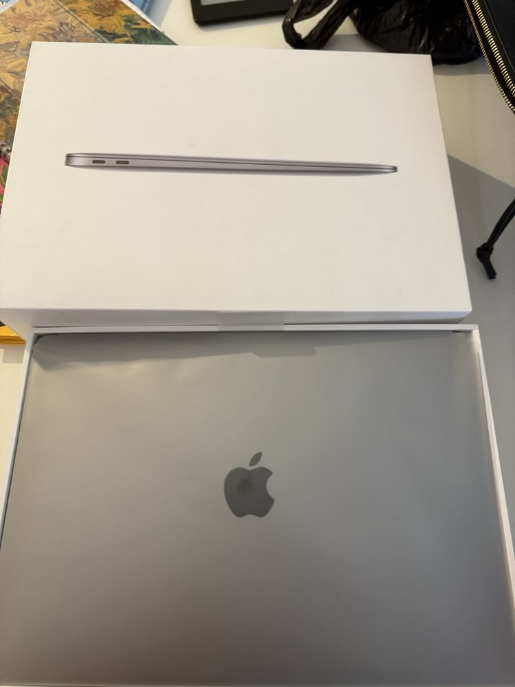 MacBook Air M1 13" 8-Core CPU, 8-Core GPU, 8gb RAM, 512GB SSD