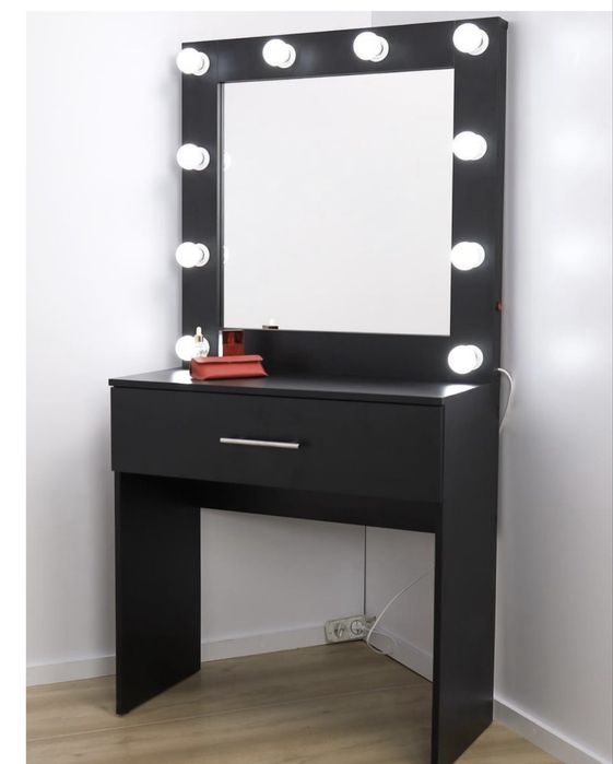 Продаетя Туалетный столик в хорошем состояний.