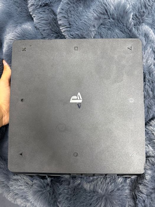 Vând PS 4 1tb merge bine