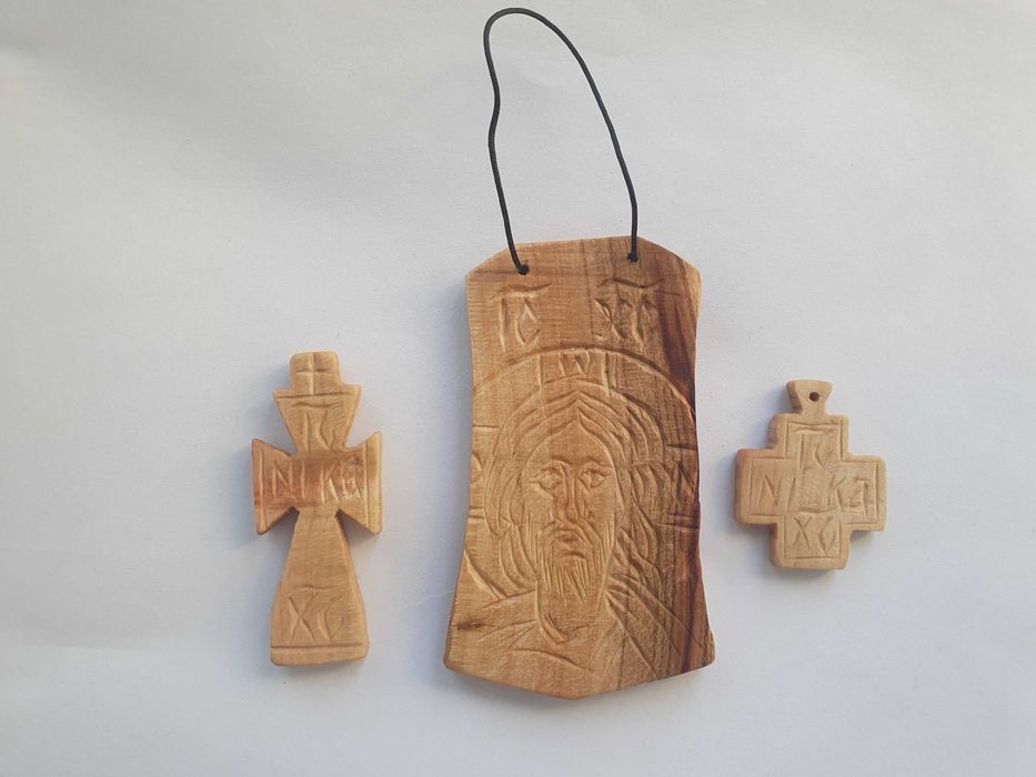 Vand o iconita si doua cruciulite sculptate manual, lemn natural 100%