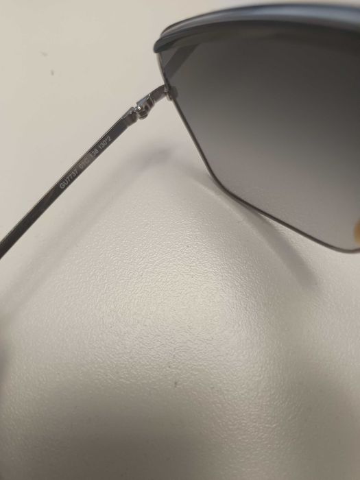 Слънчеви очила Guess с калъф и кърпичка