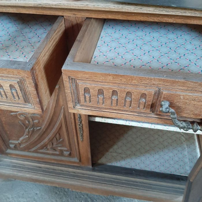 Titlu: Bufet din lemn masiv sculptat – stare foarte bună