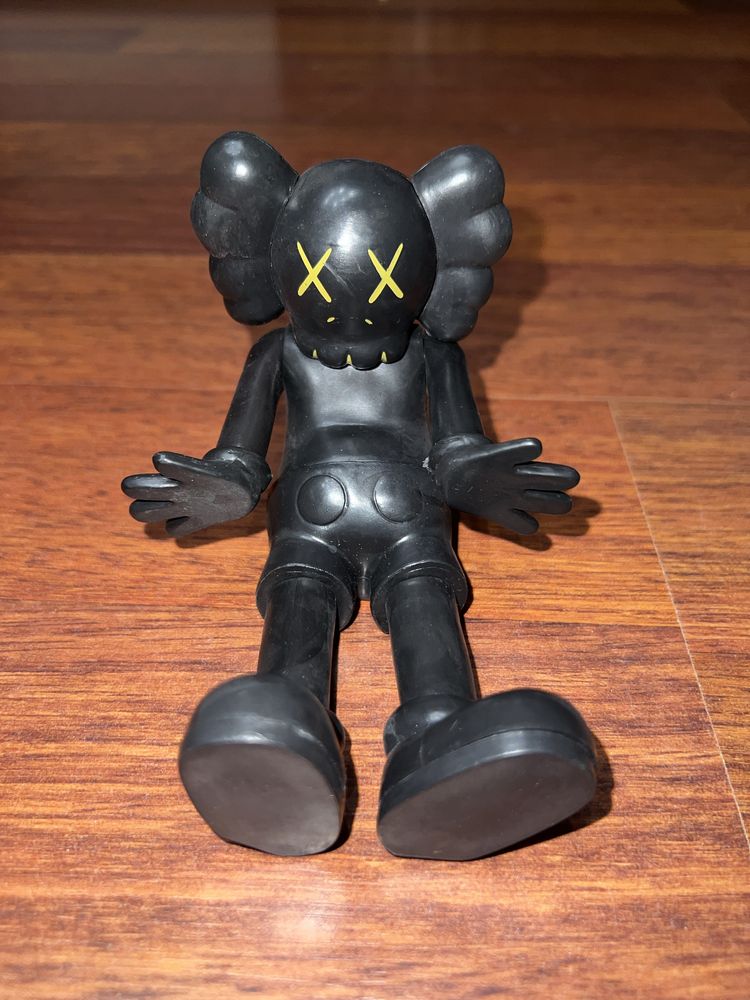 Figurina Kaws Neagra