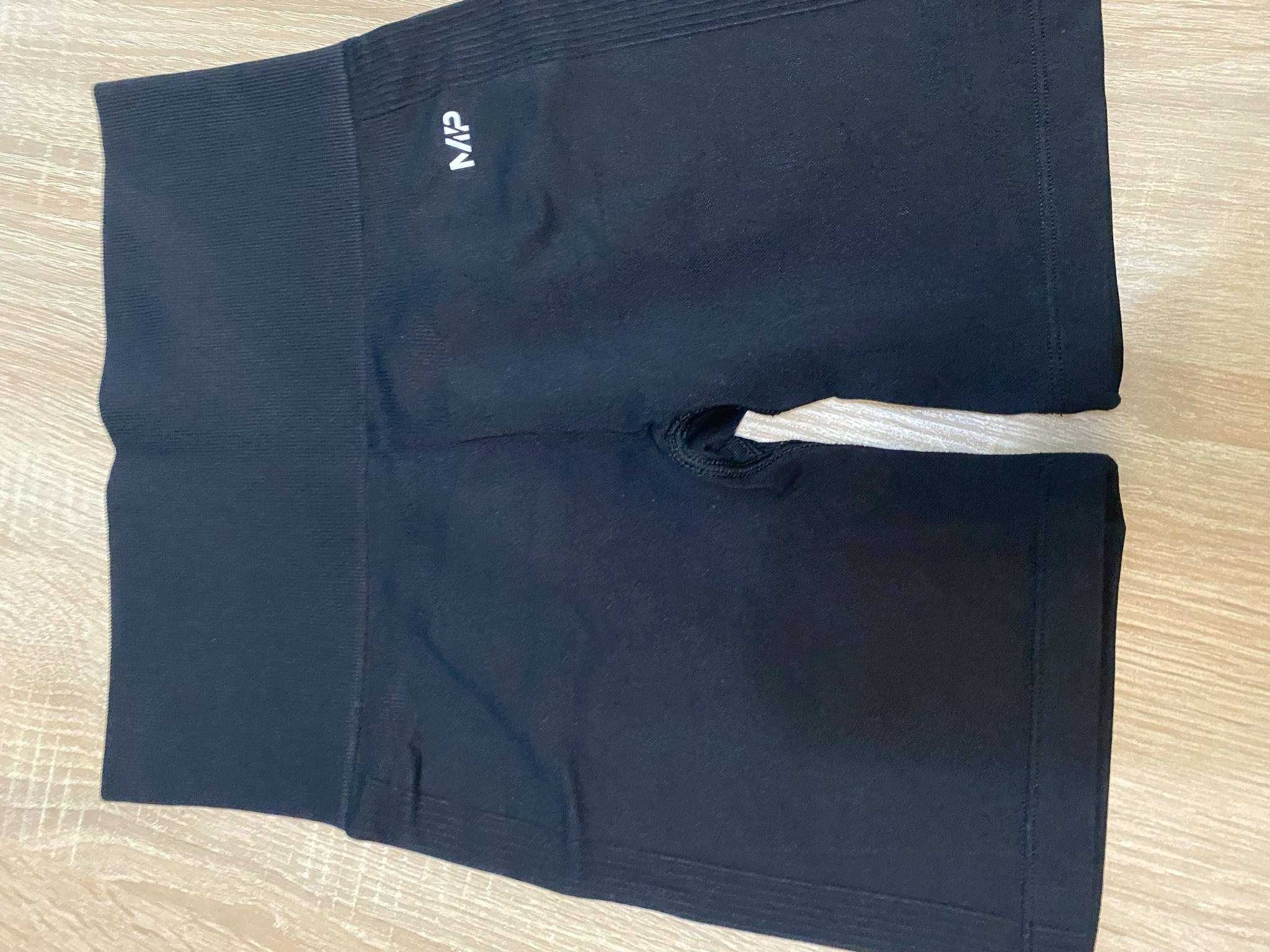 Продавам дамски спортни клинове