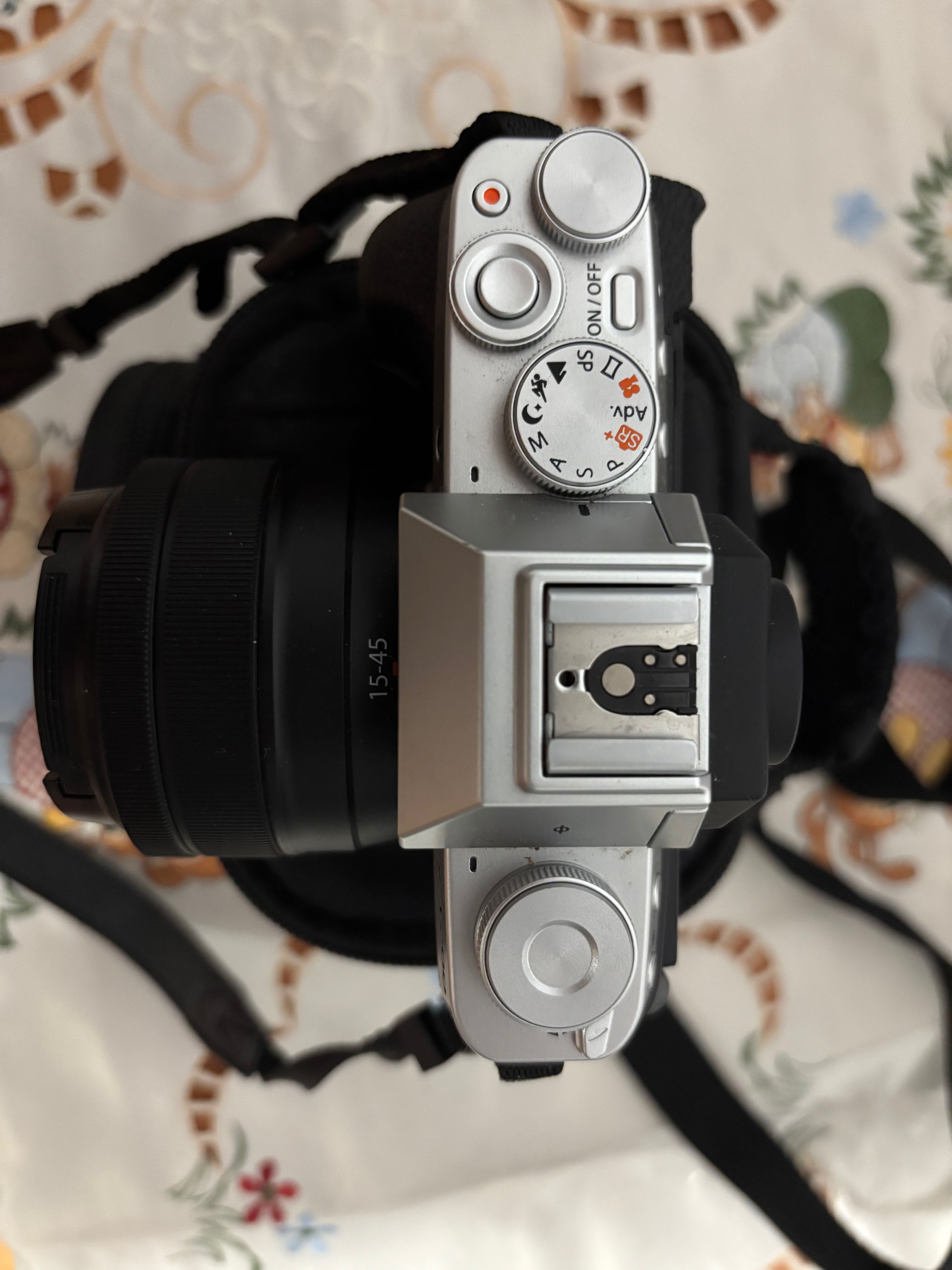 Aparat foto FUJIFILM mirrorless X-T200