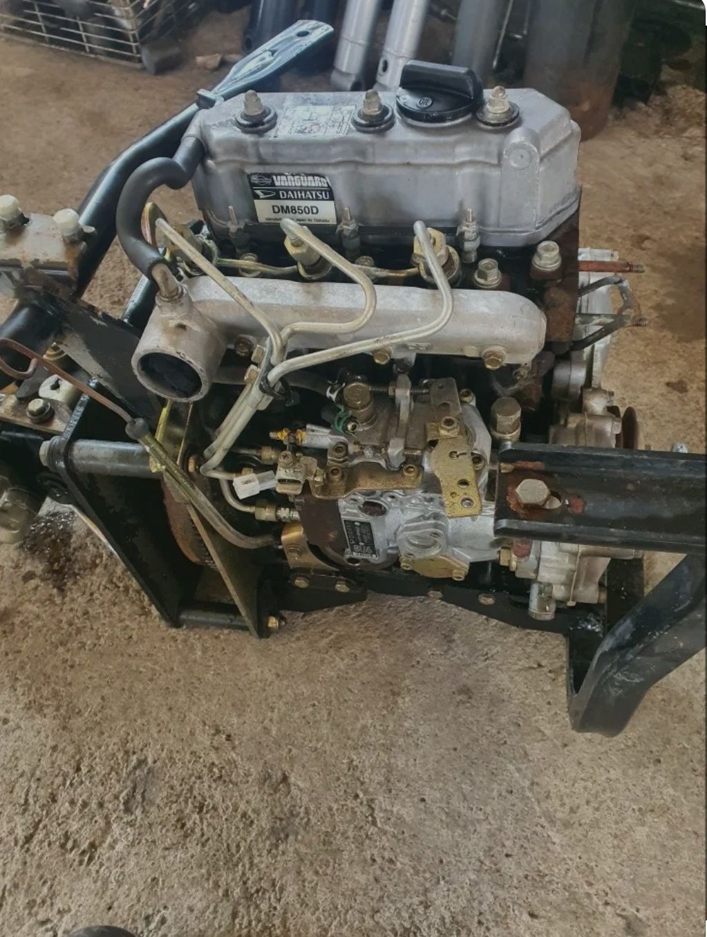 Motor vanguard daihatsu dm850d în 3 pistoane complet.
Se potrivește pe