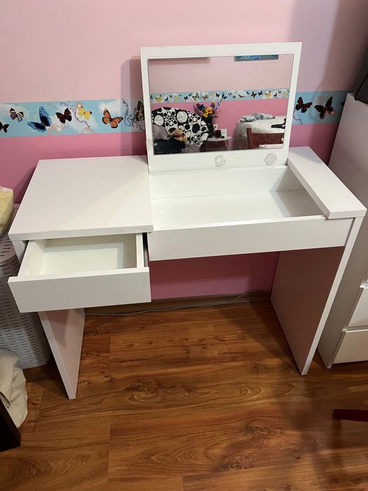 Тоалетка,маса за гримиране с огледало