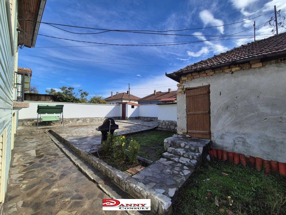 Ремонтирана къща с двор в с. Поликраище, обл. Велико Търново