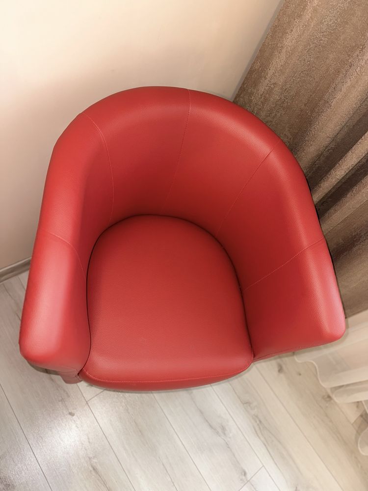 Кресло в червен цвят, кожа