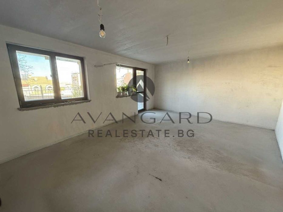 оф.24538 Двустаен с двор / Бунарджика