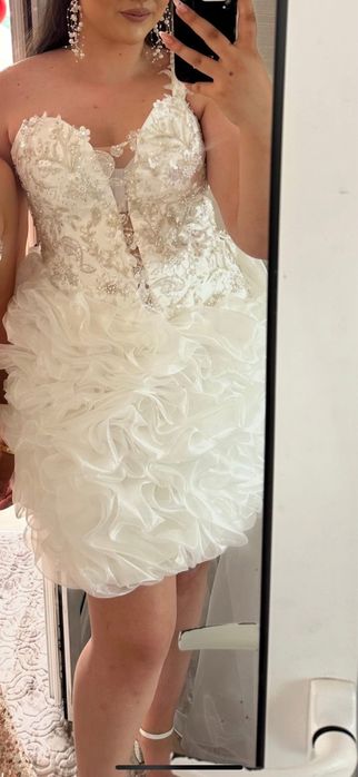 Роклята се продава в много добро състояние