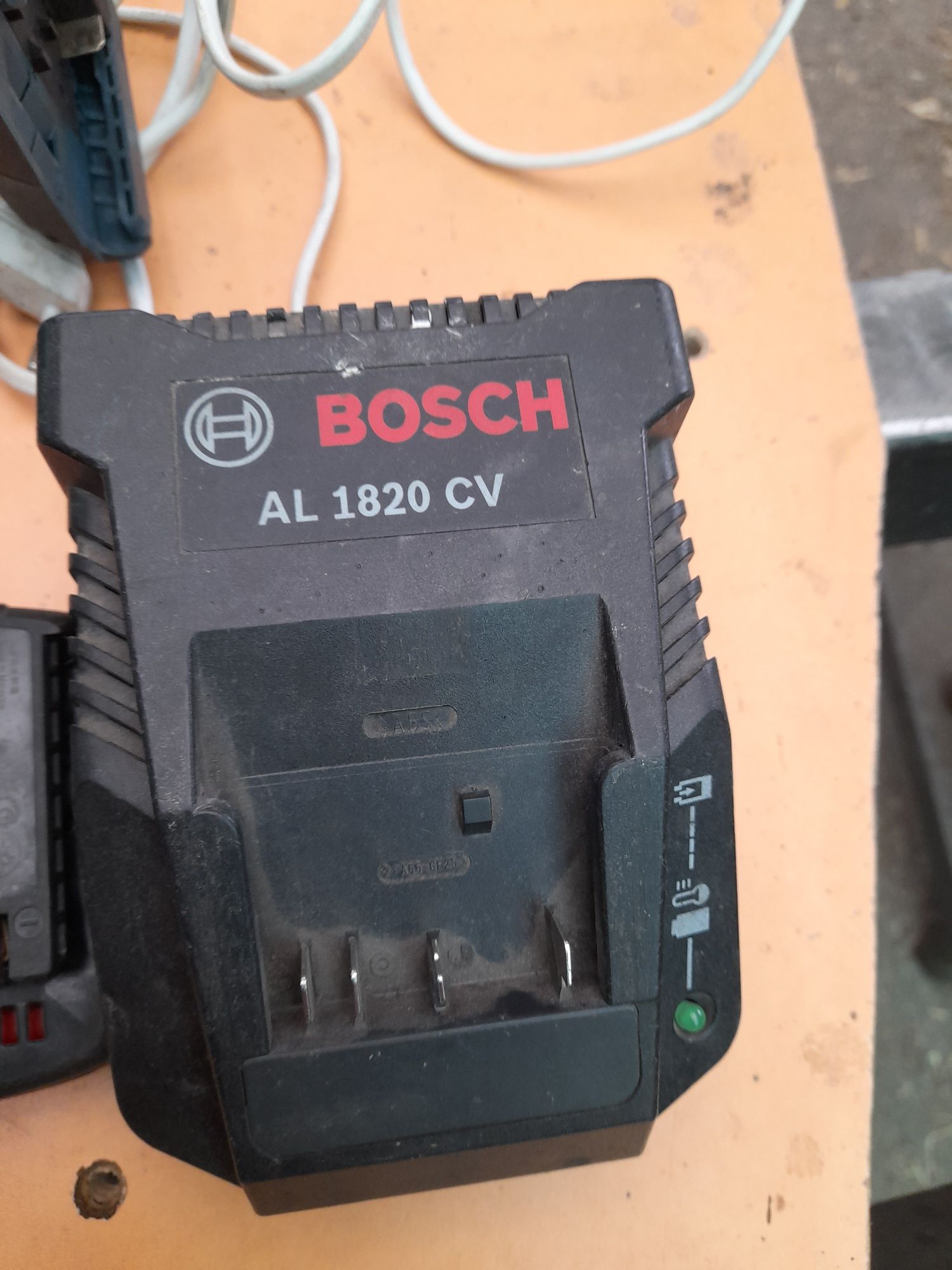 Se vind  2 bateri și un încărcător bosch