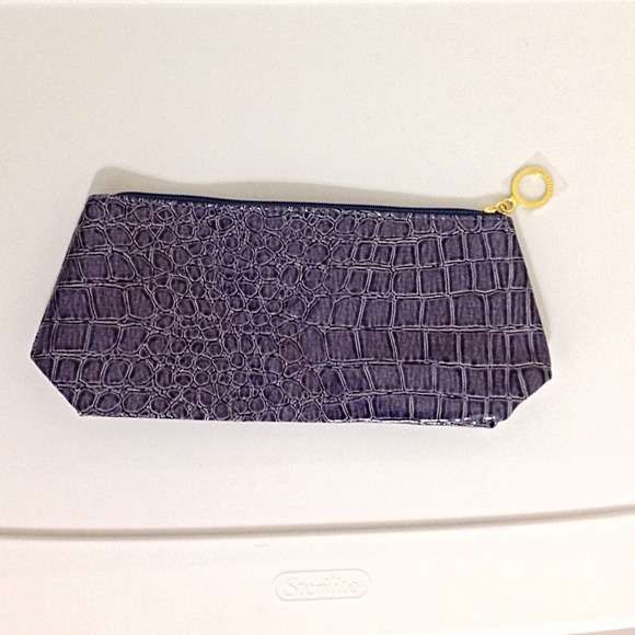 Нов Козметичен несесер Estee Lauder в страхотен лилав цвят