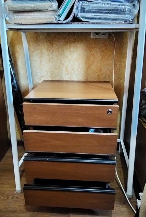 Продам тумбочку ,зеркало ,полку