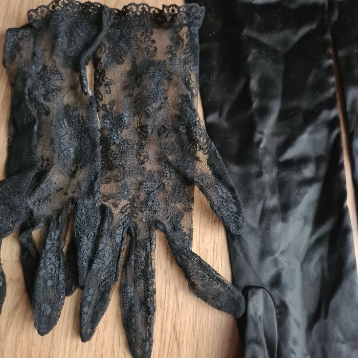 Vand frumoase mănuși