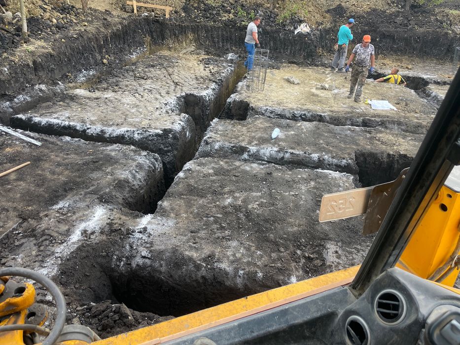 Inchiriez buldoexcavator , cu picon ,experienta ,bascula 3,5 t