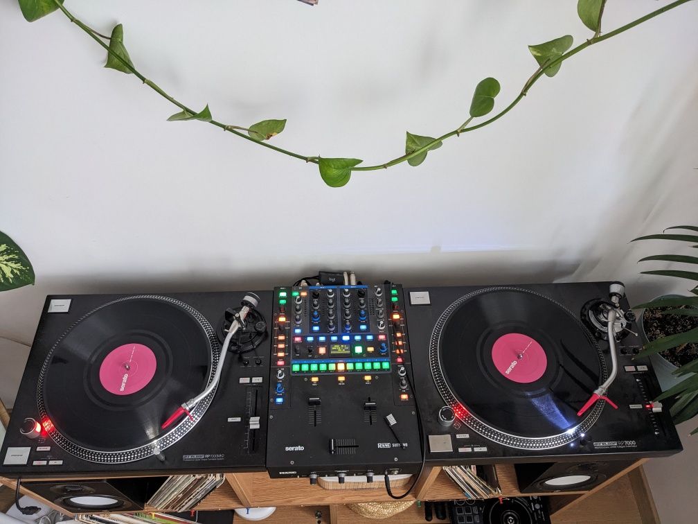 Dvs Dj Setup (2x pickup Reloop RP 7000, mixer Rane 62, laptop Macbook
