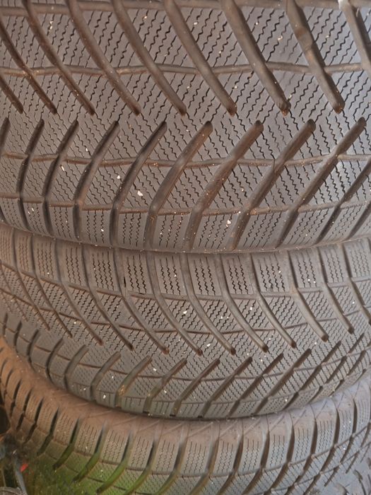 Vând anvelopele 235/60/18 M+S că noi