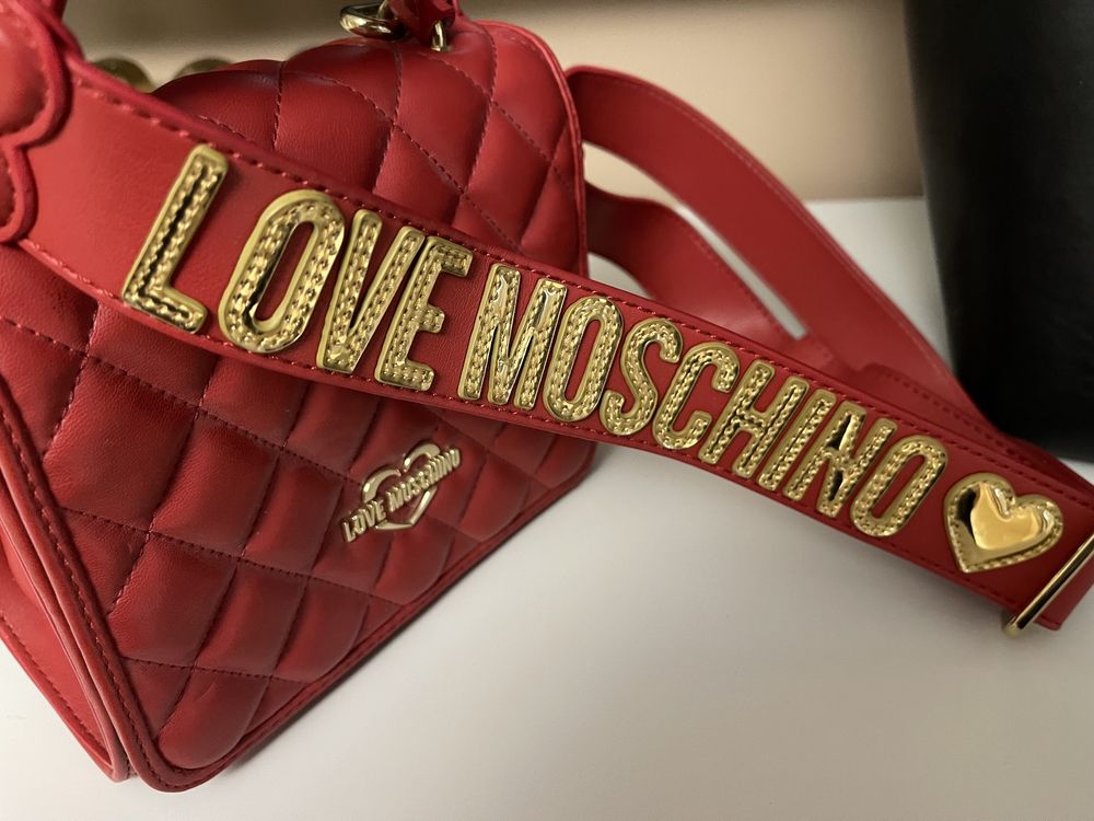 LOVE MOSCHINO страхотна чантичка