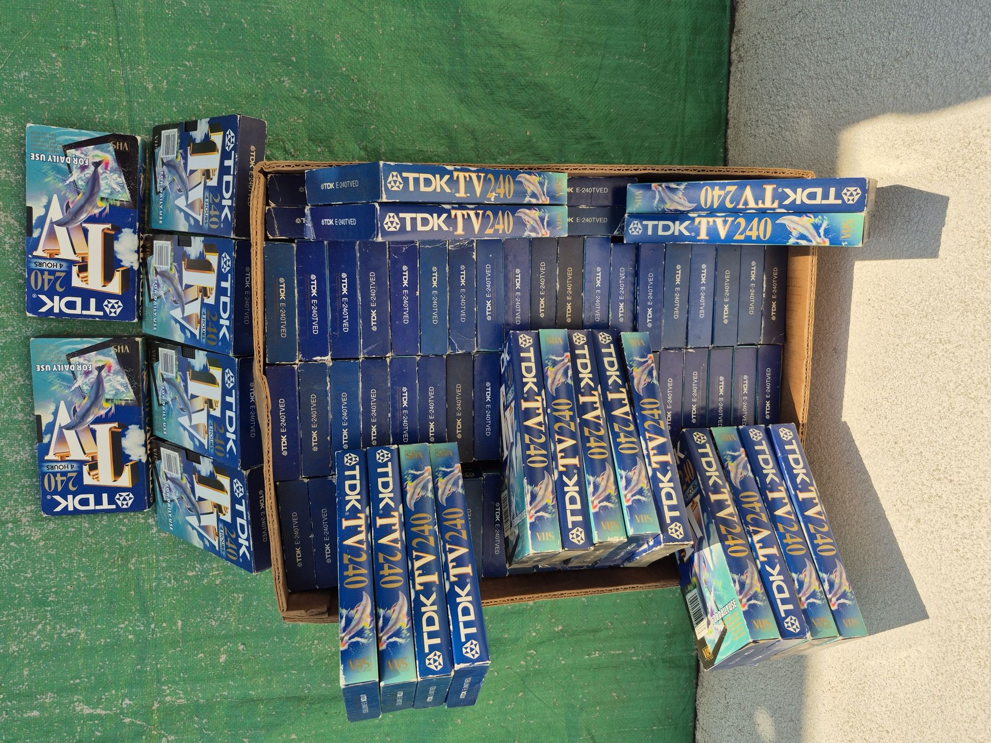 Vând o colecție de 44 casete video VHS originale TDK de 240 minute