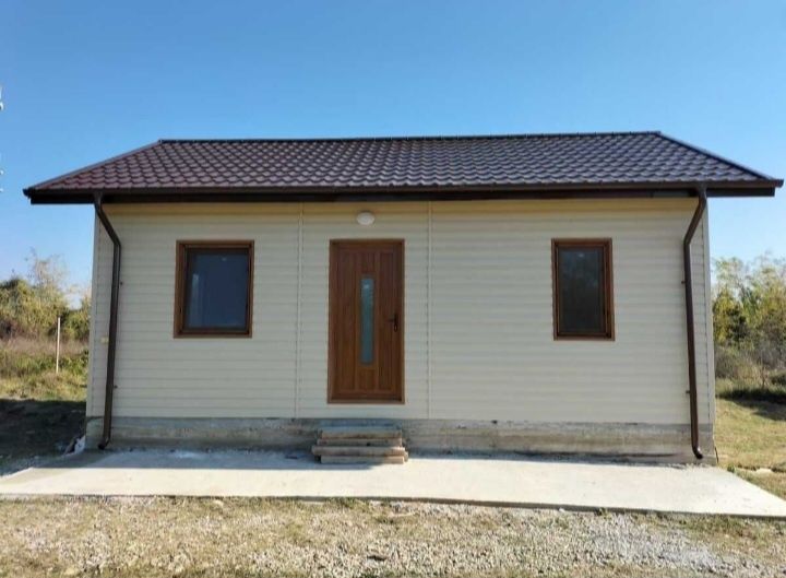 Vând case din structura metalica