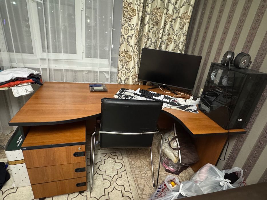 Продам шкаф со столом и стулом