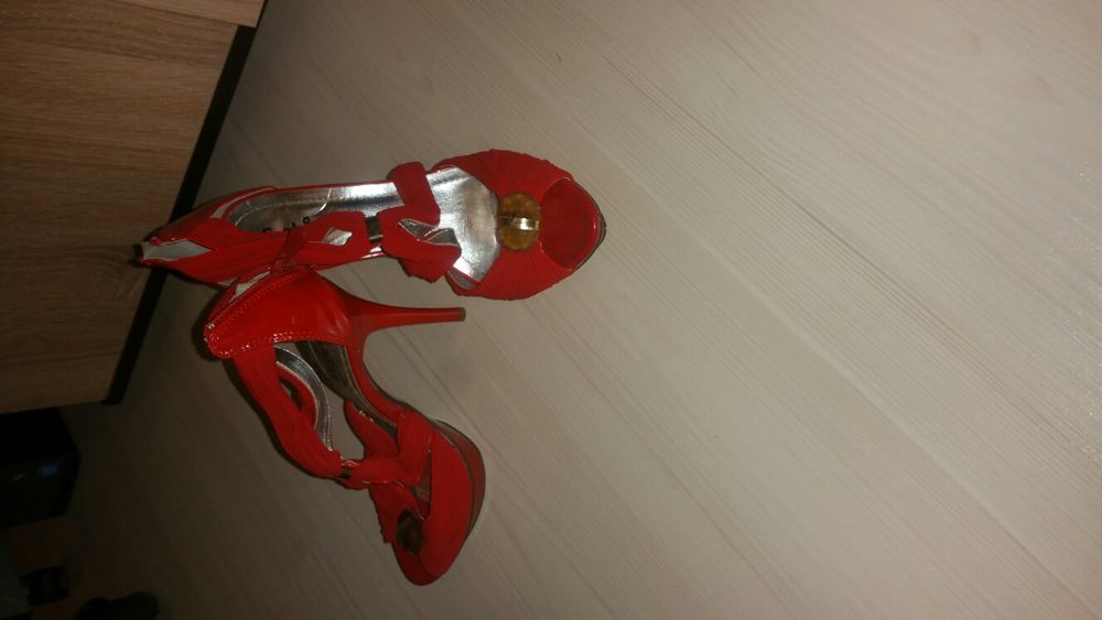 Sandale rosii inalte 37