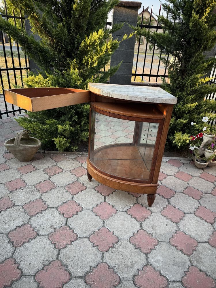 Vitrină de colt din lemn cu blat de marmură – stil clasic