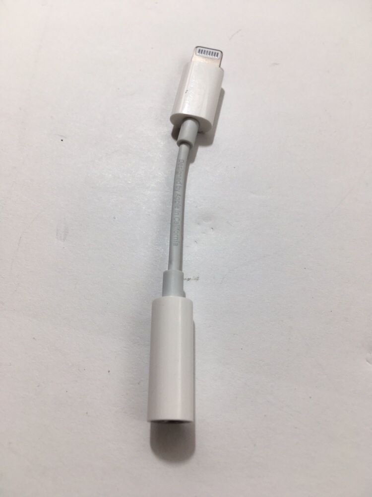 Apple Lightning to 3.5 mm, A1749