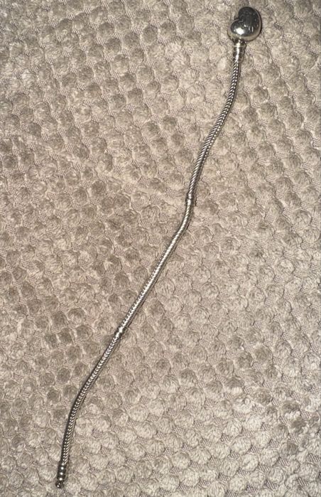 Bratara Pandora, nepurtata