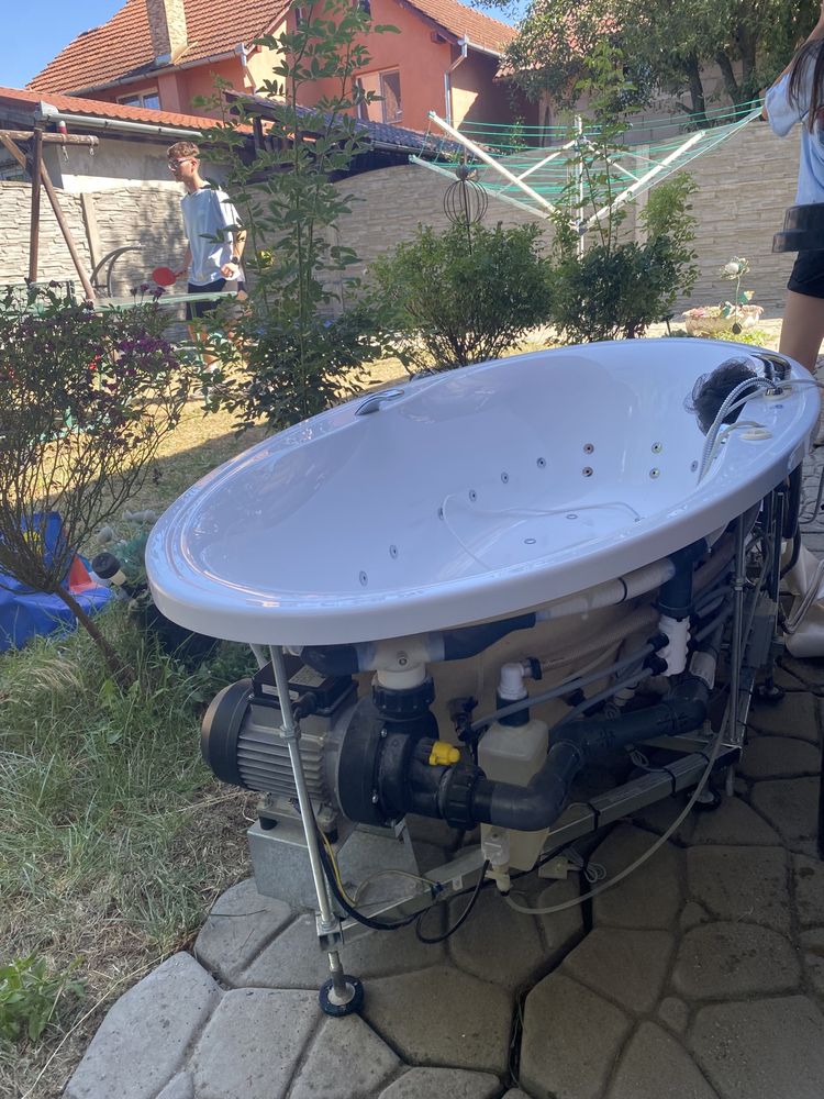 Cadă tip jacuzzi cu hidro-masaj