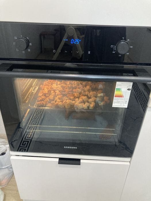 Продаётся духовой шкаф. Состояние хорошее, работает исправно.