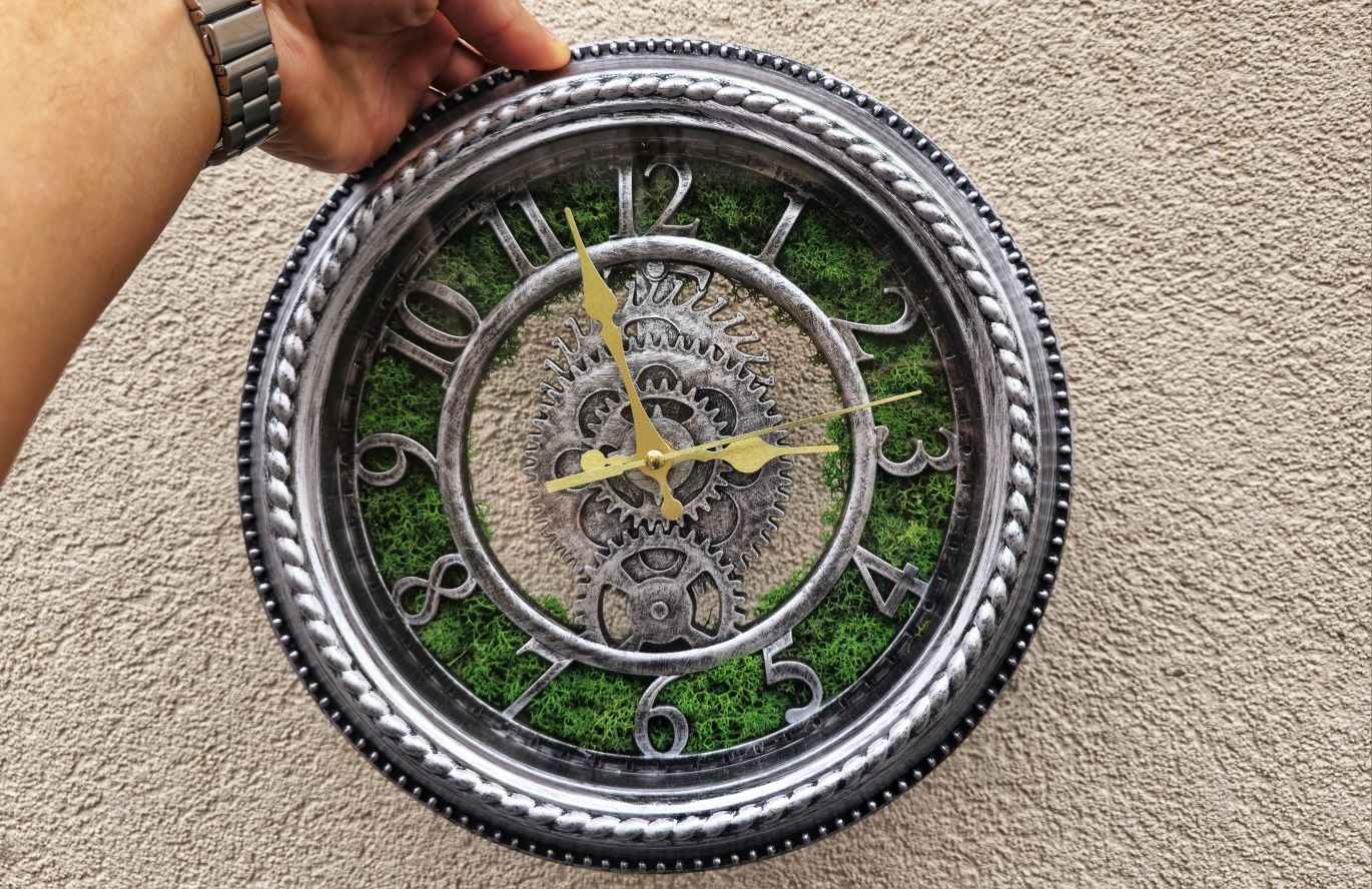 Часовник декориран с напълно естествен скандинавски мъх