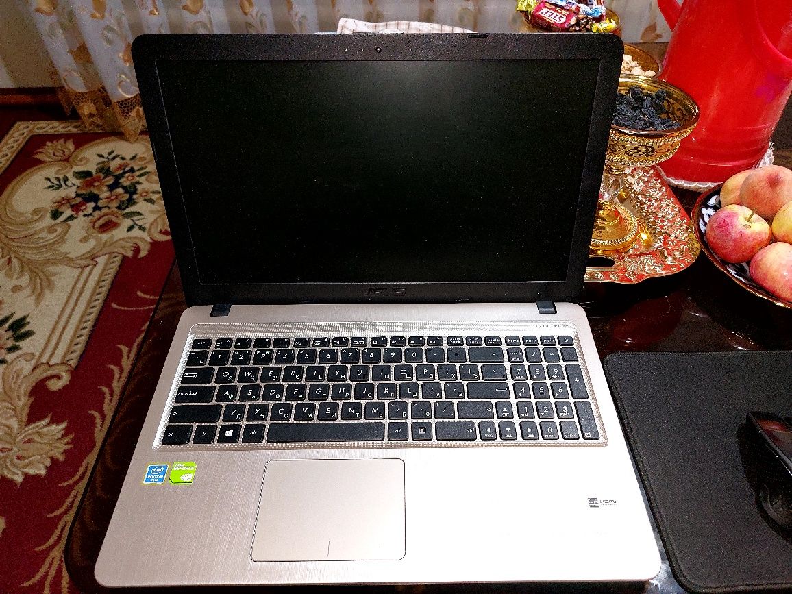 Asus yangiday turibdi surochna sotyabman