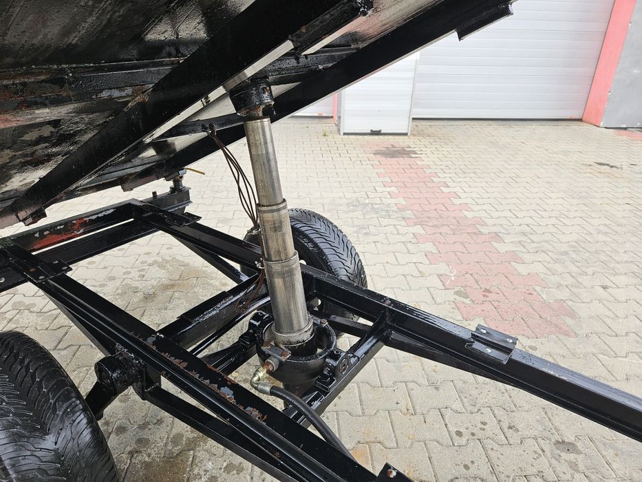 Remorcă basculabil in trei părți după tractor japonez