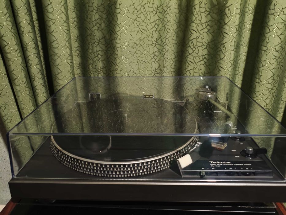 Проигрыватель виниловых дисков Technics SL-1900
