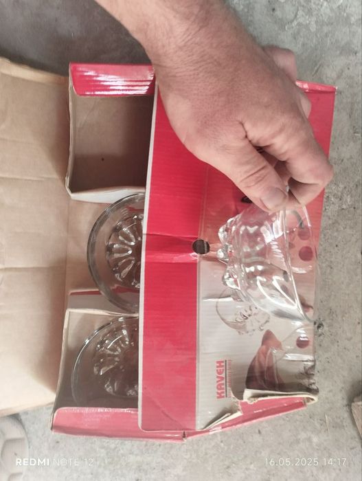 Продаём кофейные блюдца,чашки  чайник, сахарница