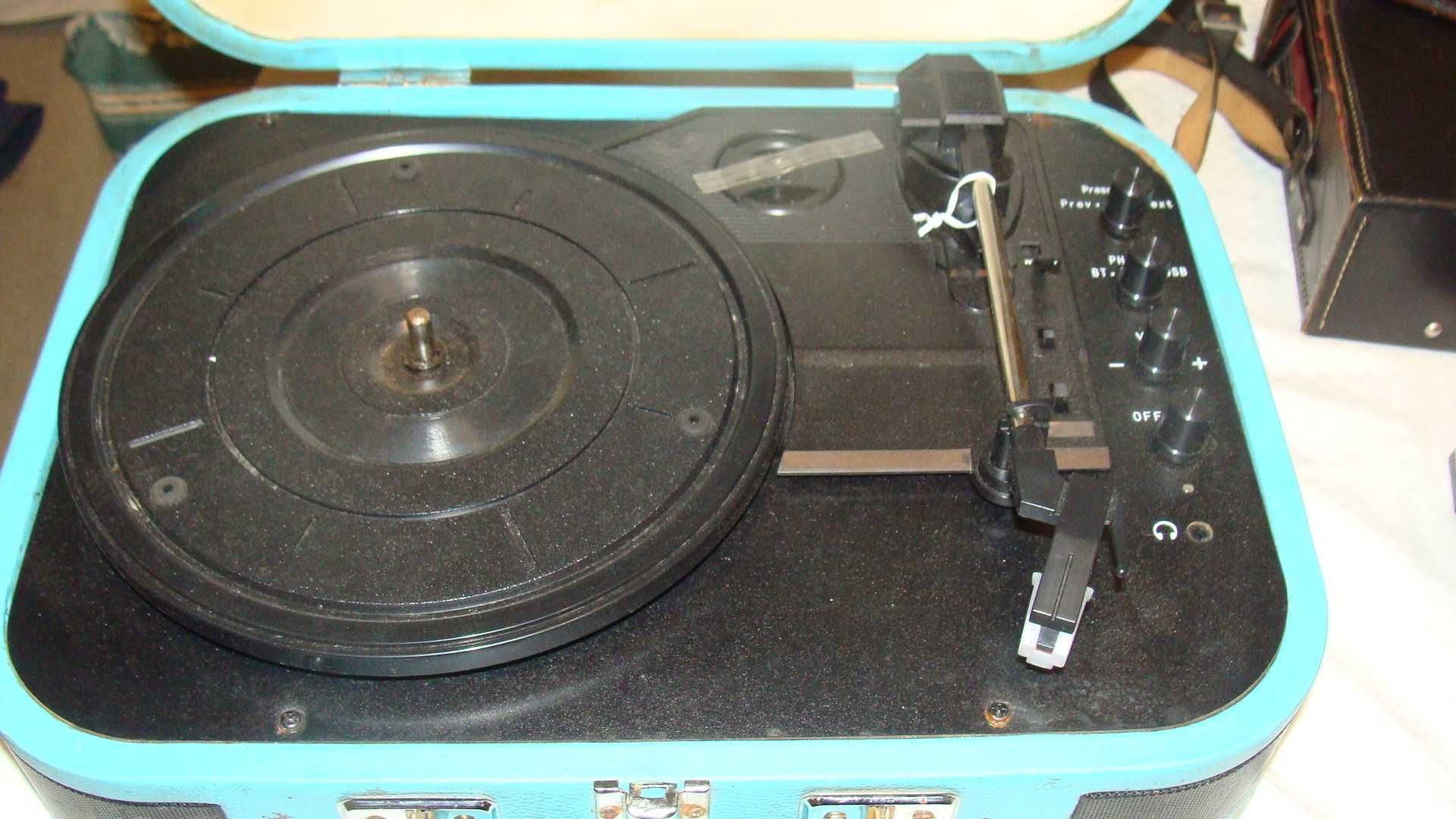 Ретро портативен грамофон  и камера