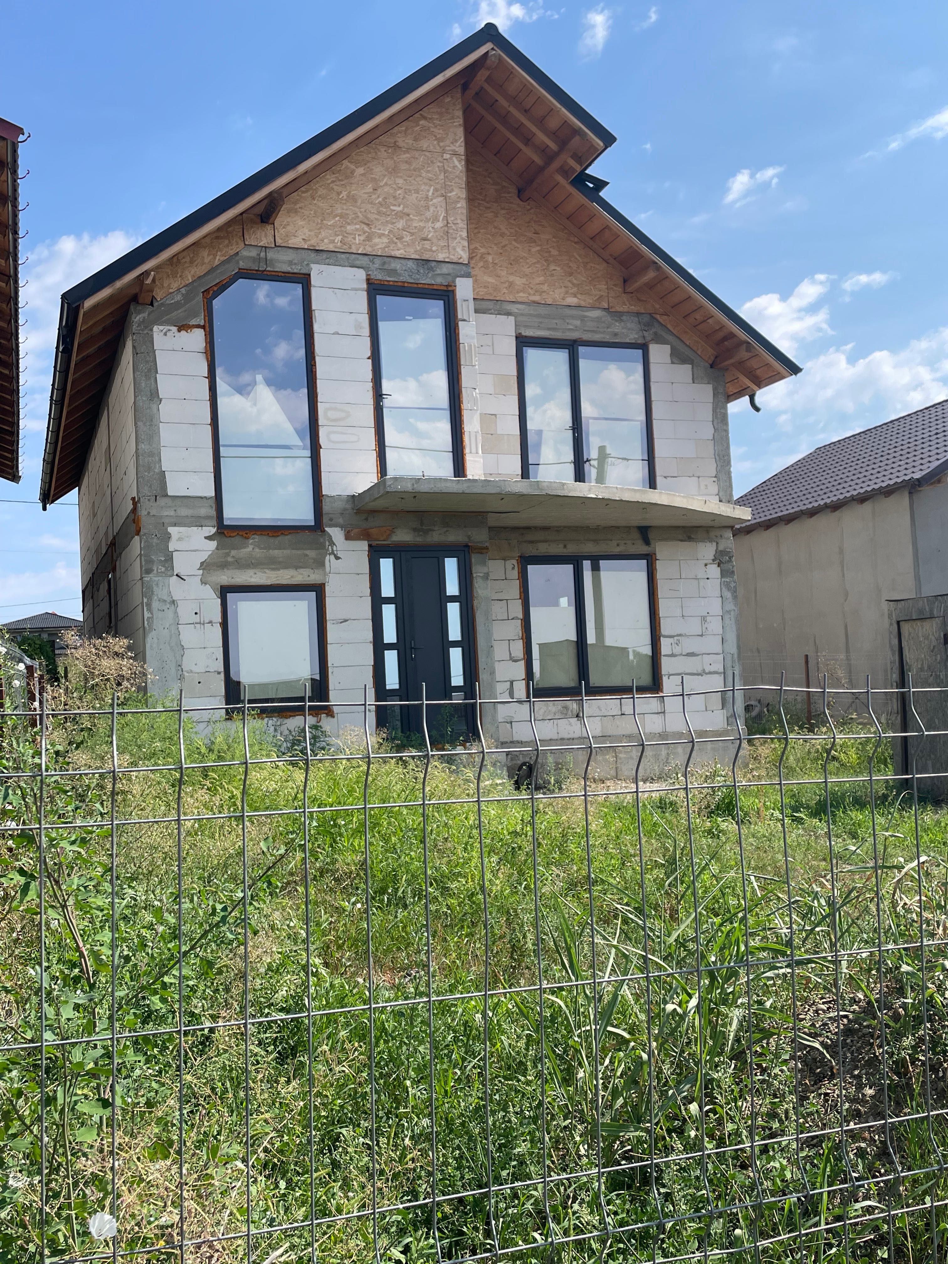 Casa cu etaj la rosu