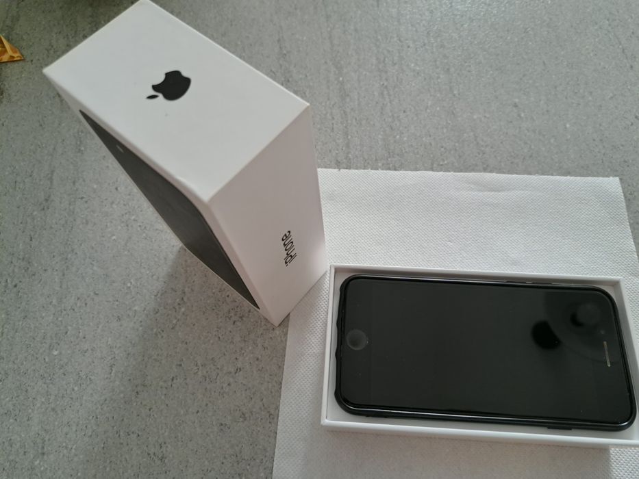 Vând iPhone 7 cu cutia originala!