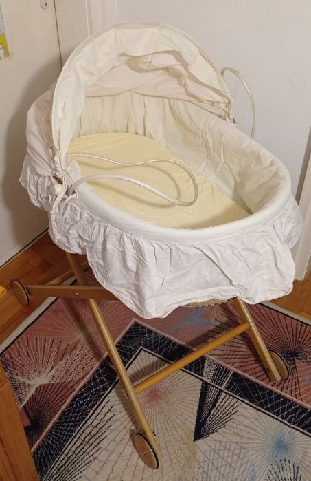 Бебешко кошче с дървена рамка на колелца