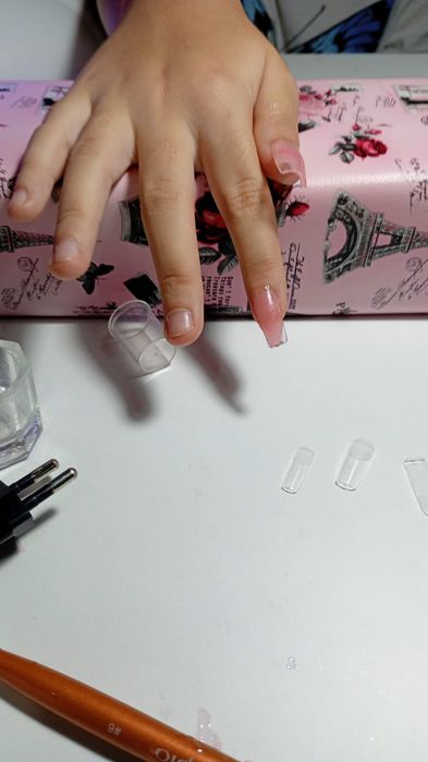 Manichiură și pedichiură, tuns, vopsit părul!