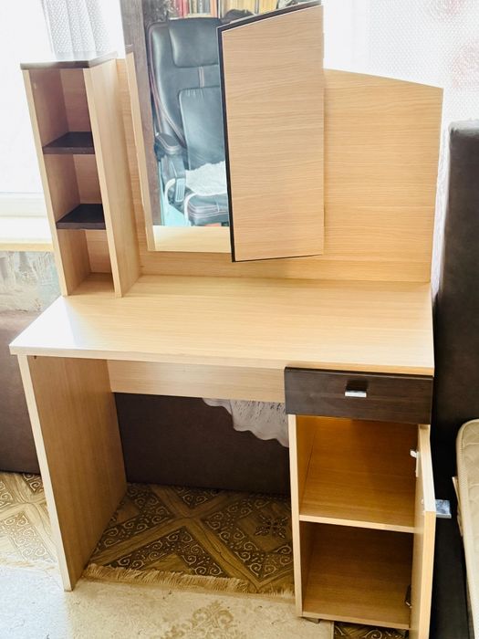 Продам туалетный столик с зеркалом