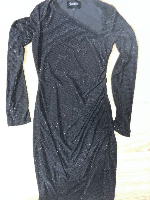 Черна, финна блестяща рокличка